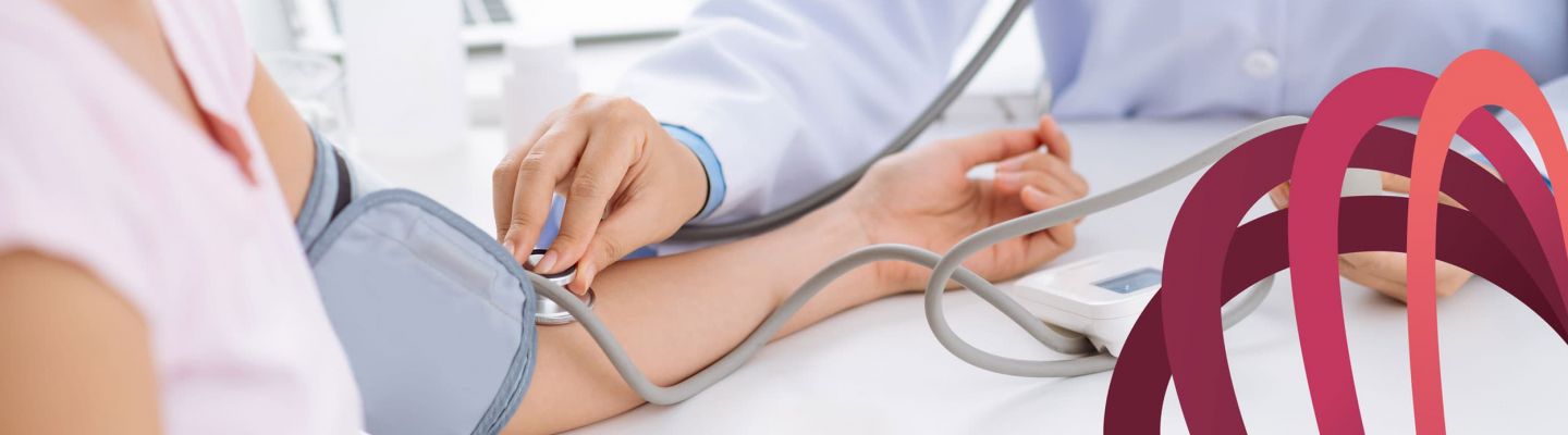Arzt überprüft den Blutdruck einer Patientin